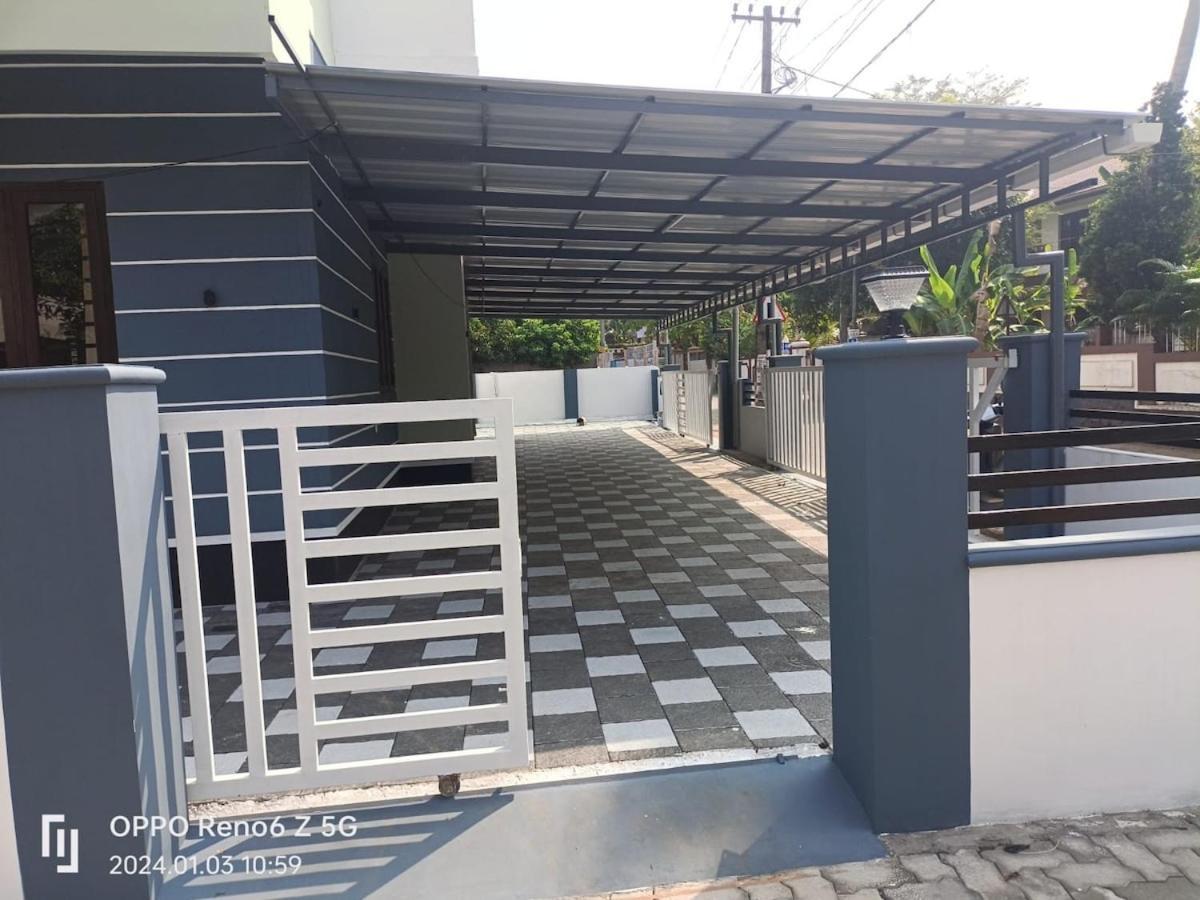 Elamkulam Penthouse - 3Bhk Ac With Kitchen - Kochi Διαμέρισμα Chottanikara Εξωτερικό φωτογραφία